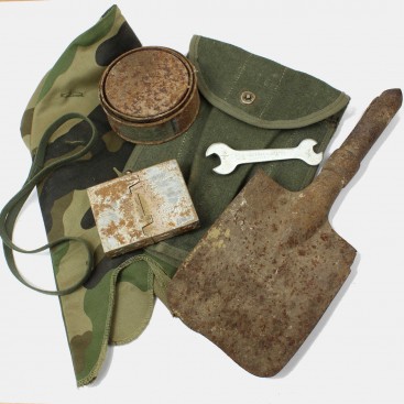 1Kilo of militaria - Lot 6