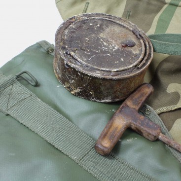 1Kilo of militaria - Lot 7